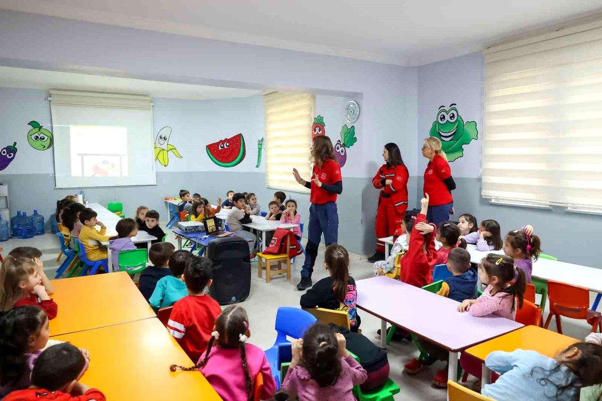 Efeler\'de Miniklere Deprem ve Yangın Eğitimi