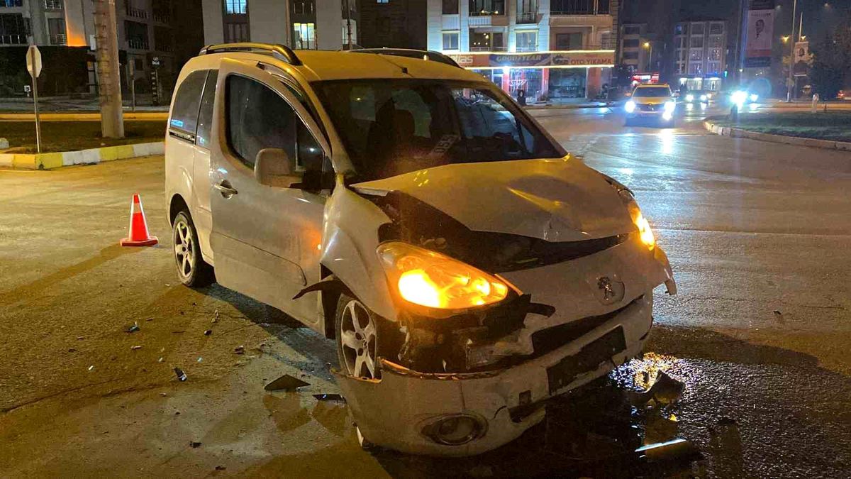 Elazığ\'da Trafik Kazası: 4 Yaralı