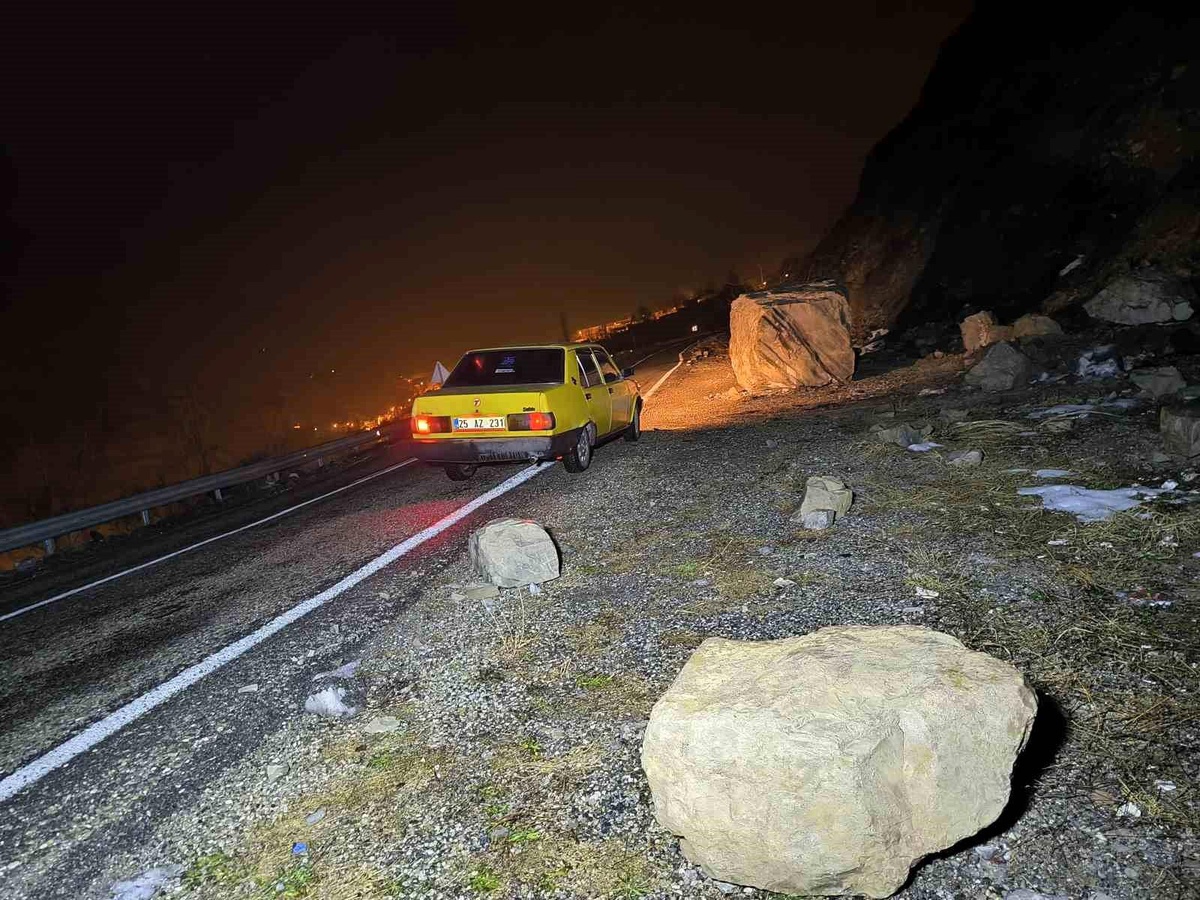Erzurum-Artvin Karayolunda Heyelan, Yol Kısa Süreliğine Kapandı