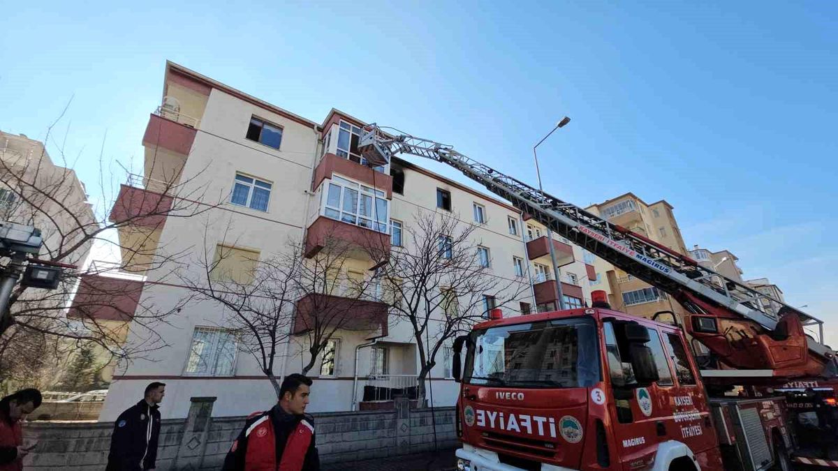 Yangında Yataktan Kurtarılan Yaşlı Kadın Hastaneye Kaldırıldı