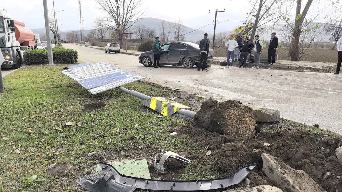 Bursa\'da Otomobil ve Hafif Ticari Araç Çarpıştı: 2 Yaralı