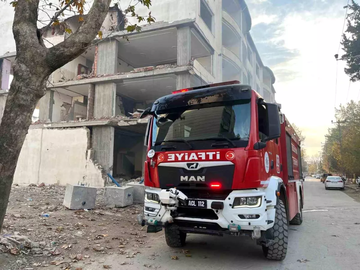 Adıyaman\'da Yangın: Hasarlı Bina Alev Alev Yandı