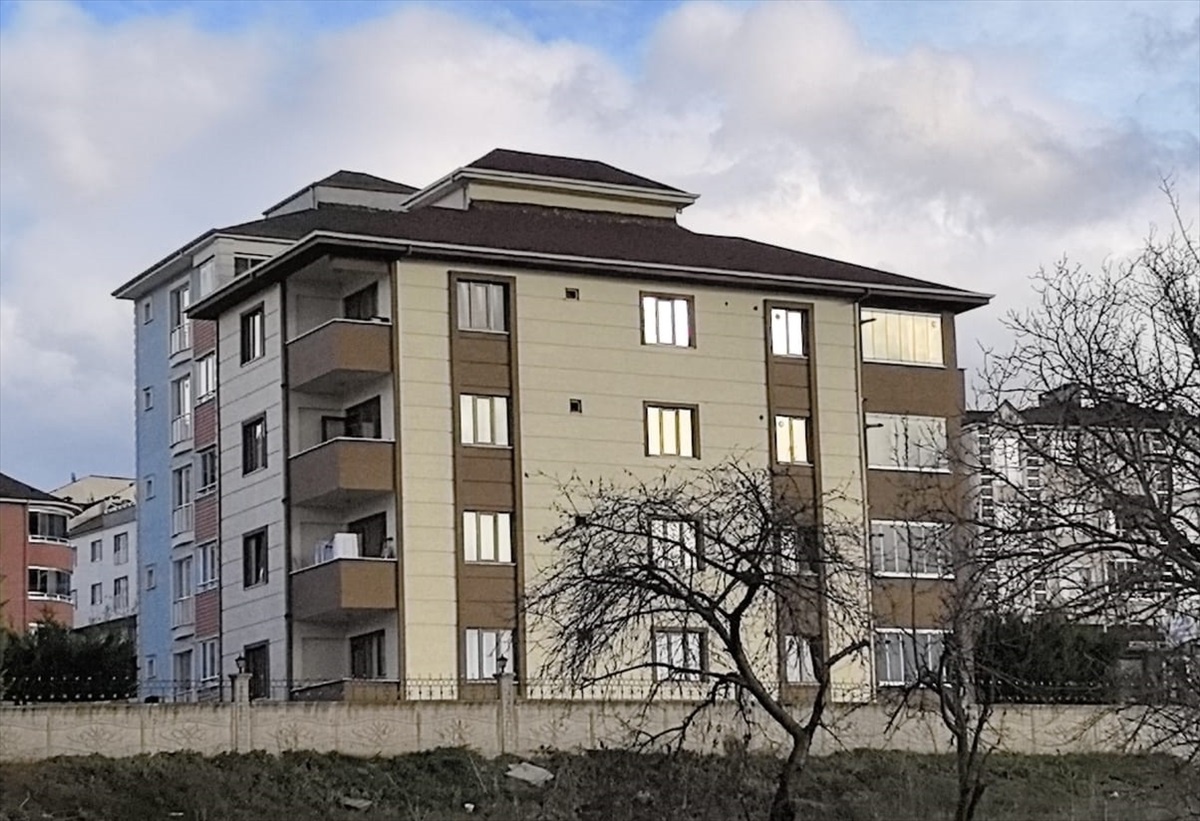 Balkondan Düşen Genç Ağır Yaralandı