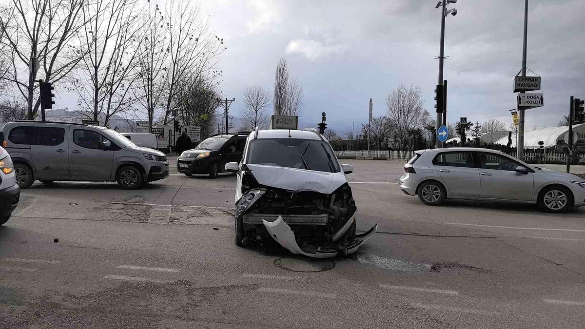 İnegöl\'de Trafik Kazası: 2 Yaralı