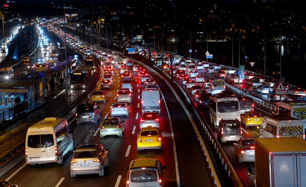 İstanbul\'da haftanın ilk iş gününde trafik yoğunluğu yaşanıyor