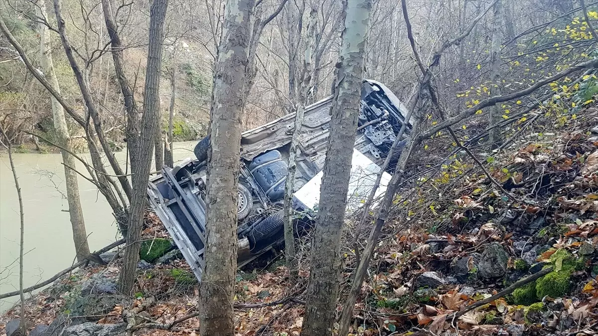 Karabük\'te Kamyonet Devrildi: 2 Yaralı