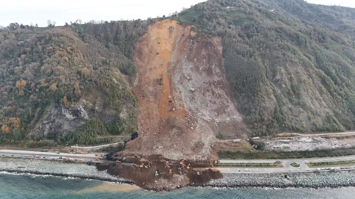 Artvin\'de Heyelan Sonrası Yol Çalışmaları Devam Ediyor