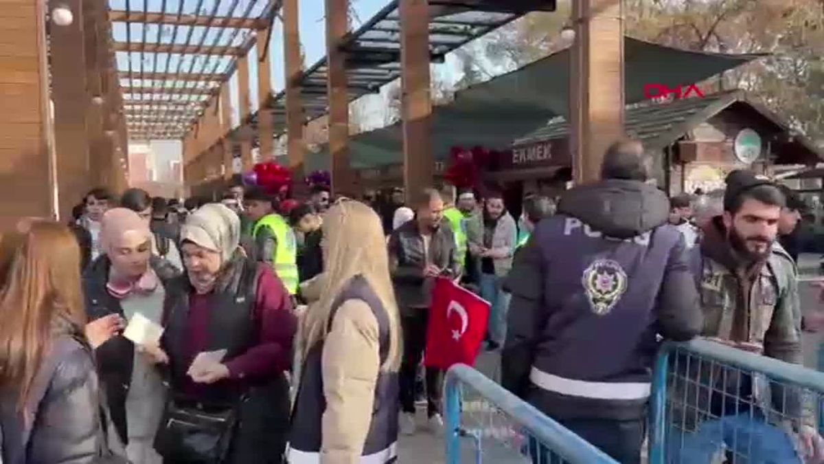 Kayseri\'de Suriyeliler Baas Rejiminin Sonunu Kutladı