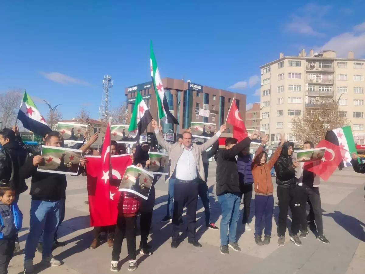 Kırşehir\'de Suriyeliler, Şam\'daki Kontrol Değişikliğini Kutladı