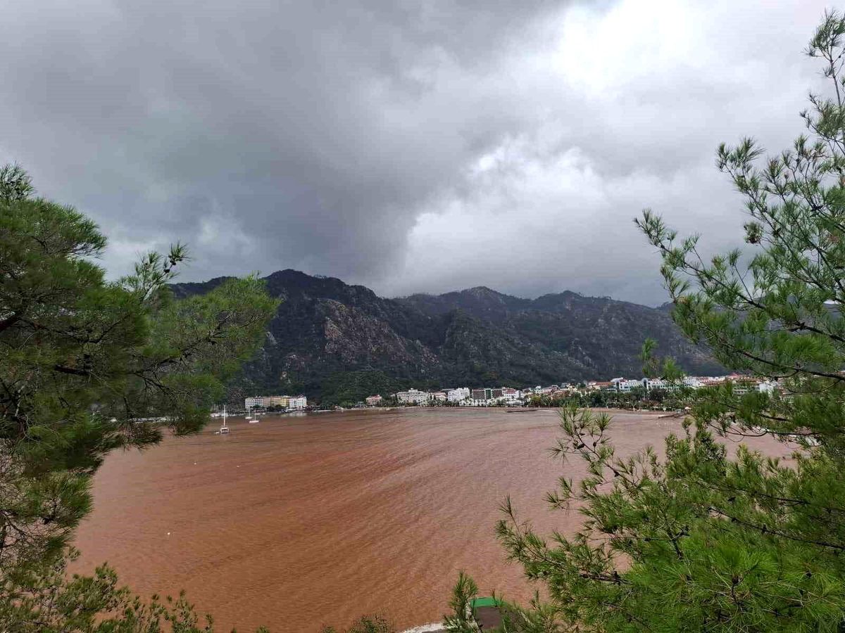 Marmaris\'te Sağanak Yağışlar Hayatı Olumsuz Etkiliyor