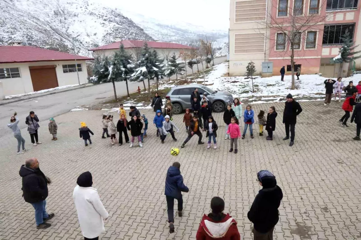 Muş\'ta Yöresel Oyunlarla Teknoloji Bağımlılığına Mücadele