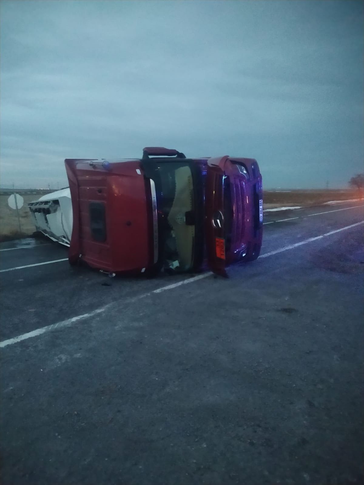 Niğde\'de tanker devrildi, sürücü yaralandı