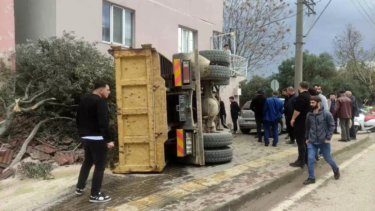 Bursa\'da Kamyon Freni Boşaldı: Bir Ev Devrildi, Sürücü Sıkıştı