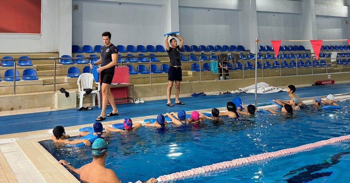 Çocuklara Yüzme Eğitimi Başladı
