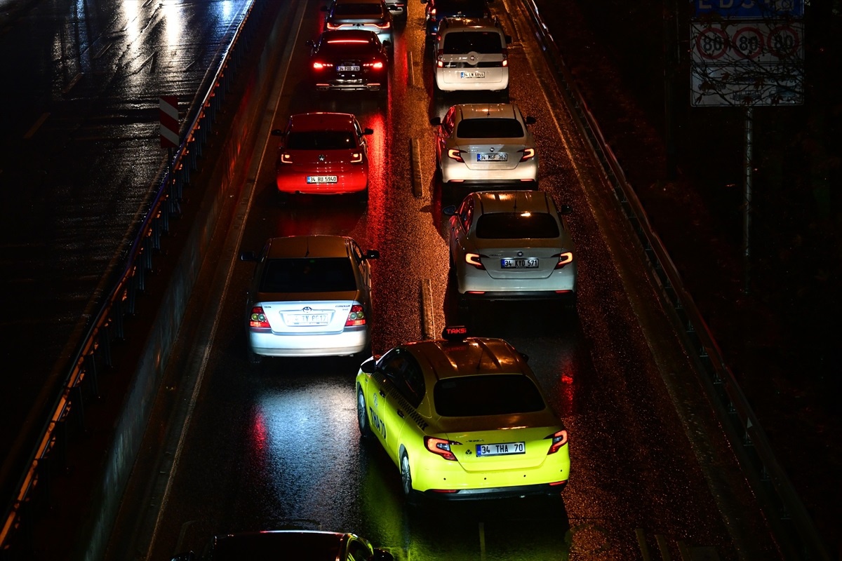 İstanbul\'da Trafik Yoğunluğu Artıyor