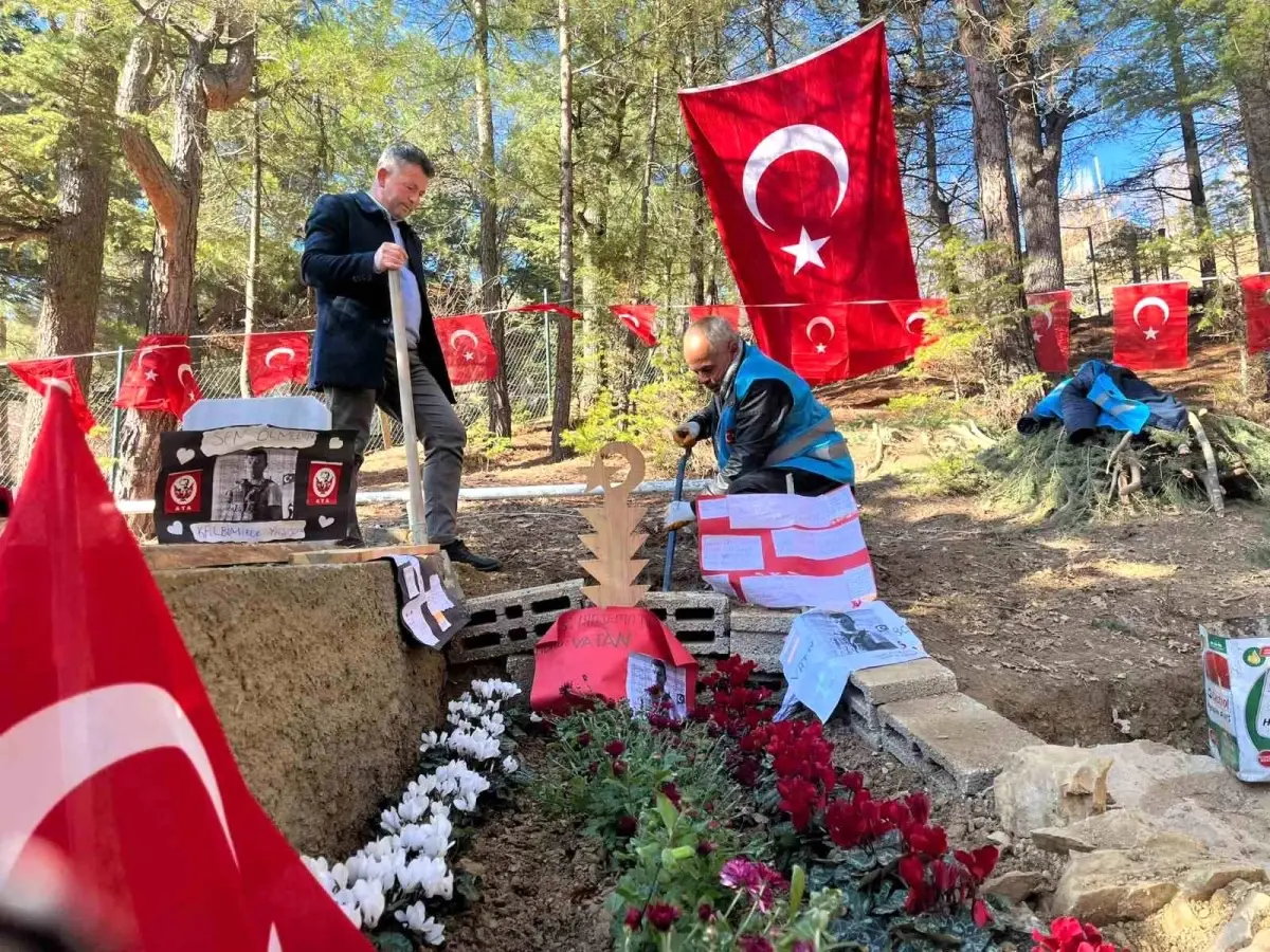 Şehidin kabrine öğrenciler duygu dolu notlar bıraktı