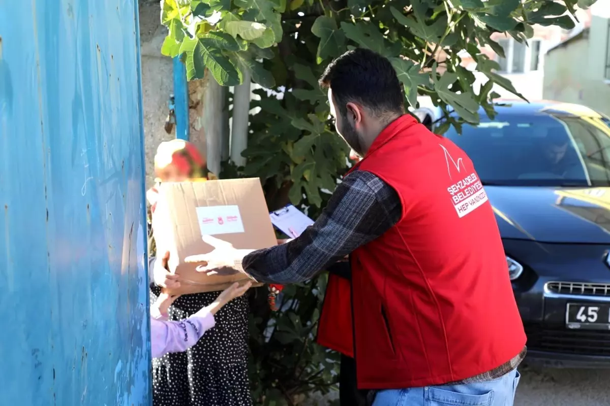 Şehzadeler Belediyesi, 250 Aileye Gıda Yardımı Dağıtıyor