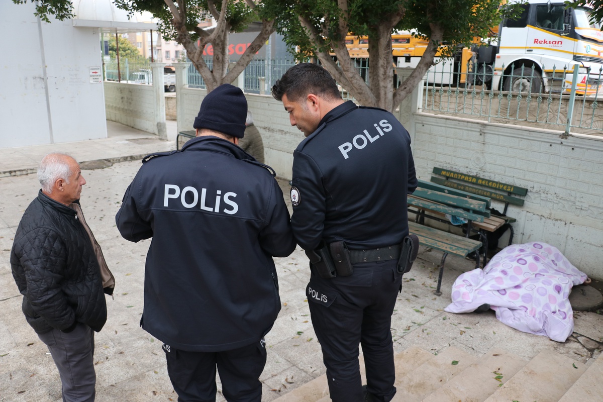 Antalya\'da Sokakta Yaşayan İsmail Şorabay Cami Avlusunda Ölü Bulundu