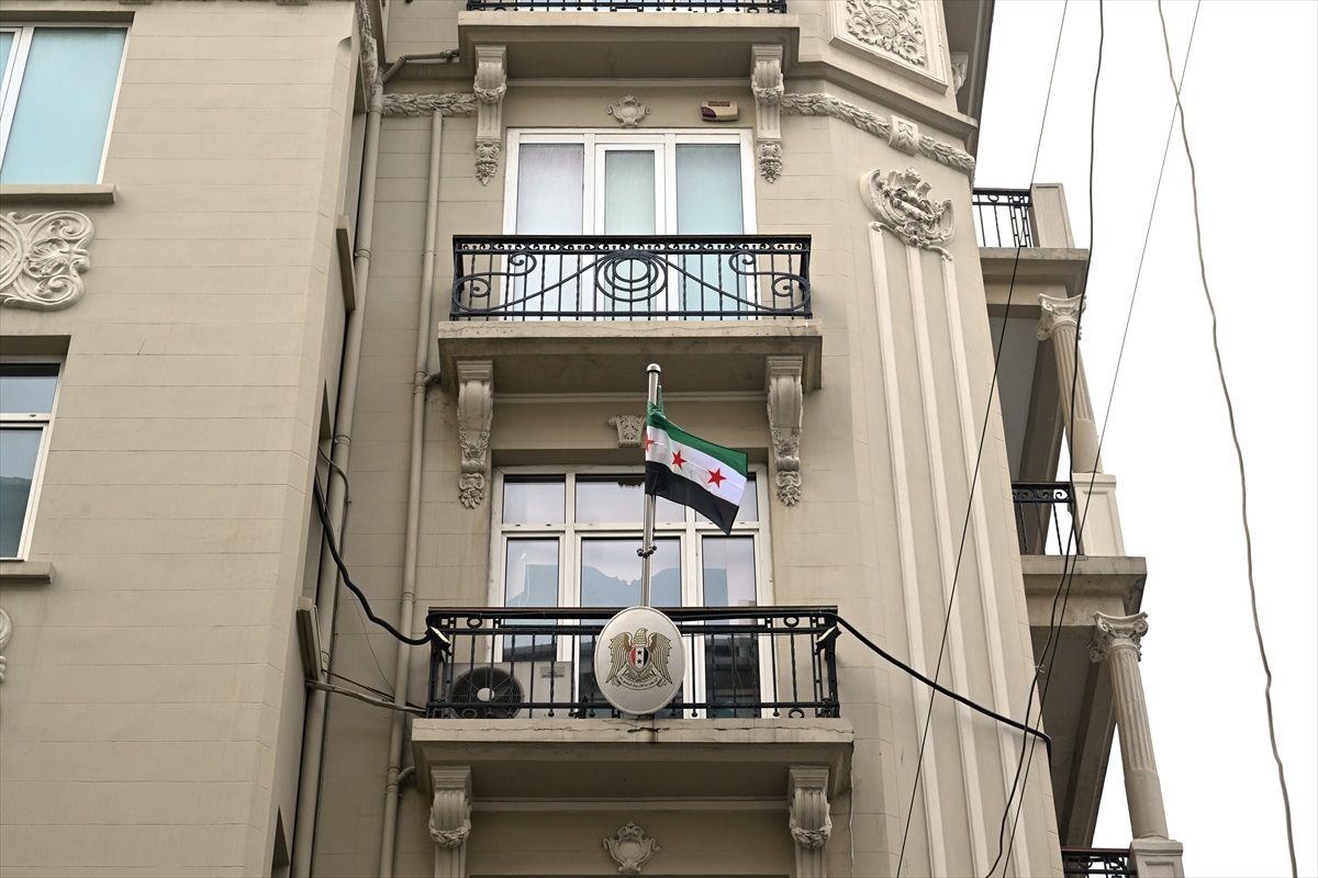Suriye Konsolosluğu\'na Devrim Bayrağı Asıldı