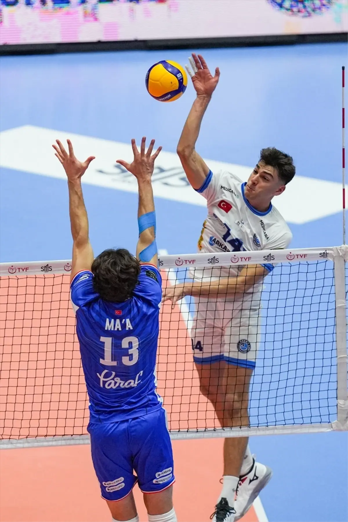 Arkas Spor, Halkbank\'ı 3-0 Mağlup Etti