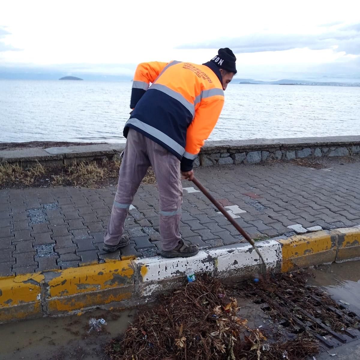Ayvalık\'ta Yağmur Sonrası Temizlik Çalışmaları