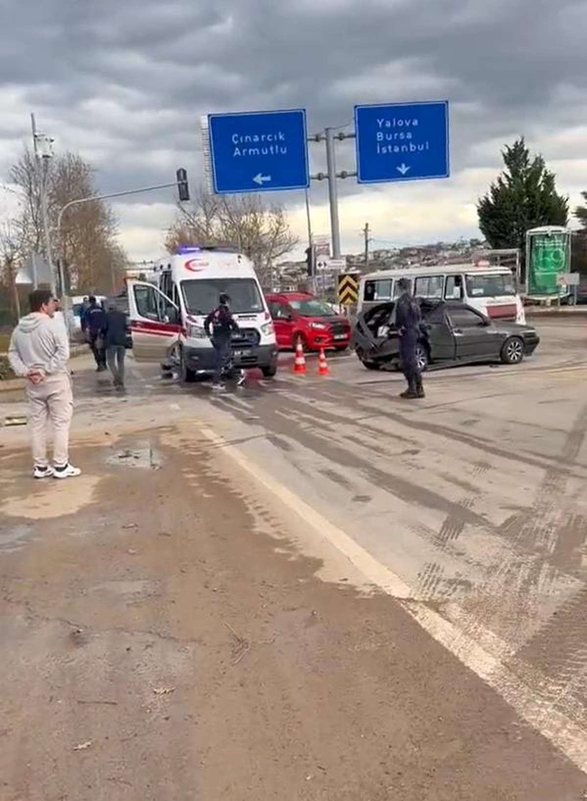Yalova\'da Trafik Kazası: 3 Yaralı
