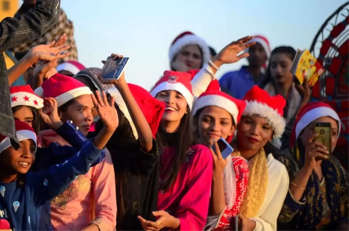 Karaçi\'deki Noel Kutlamalarına İlgi Yoğun