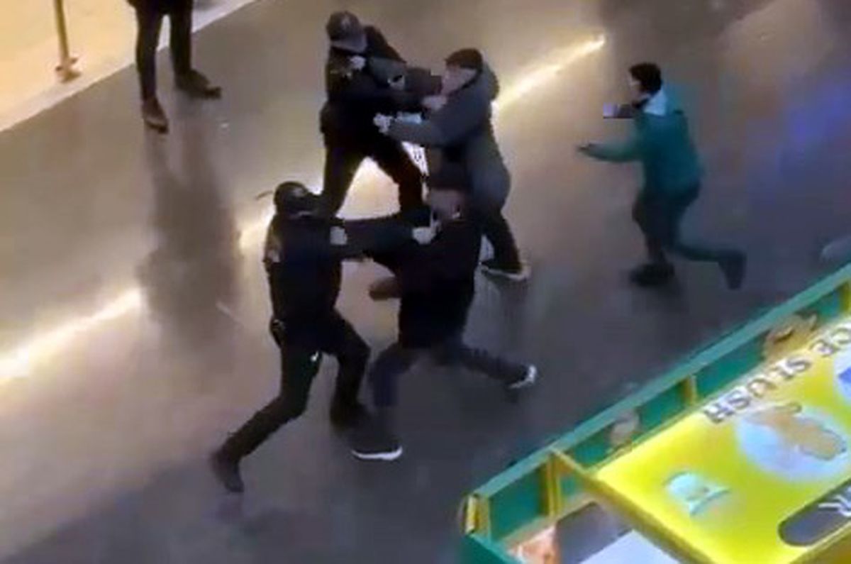 AVCILAR\'daki Alışveriş Merkezinde Güvenlik Görevlileri ile Kavga