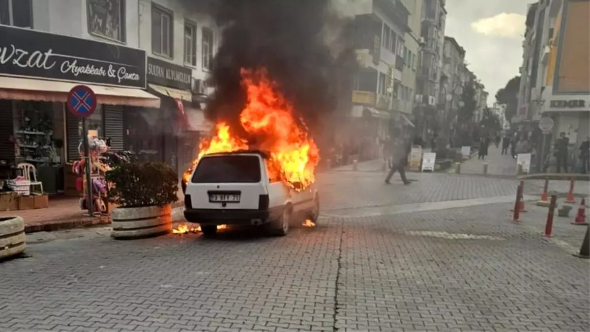 Burhaniye\'de Park Halindeki Araç Yangını: Fiat Tofaş Alev Topuna Döndü