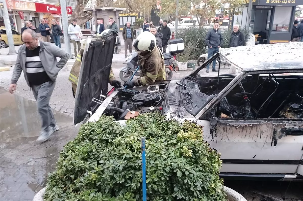 Burhaniye\'de Park Halindeki Araba Yandı