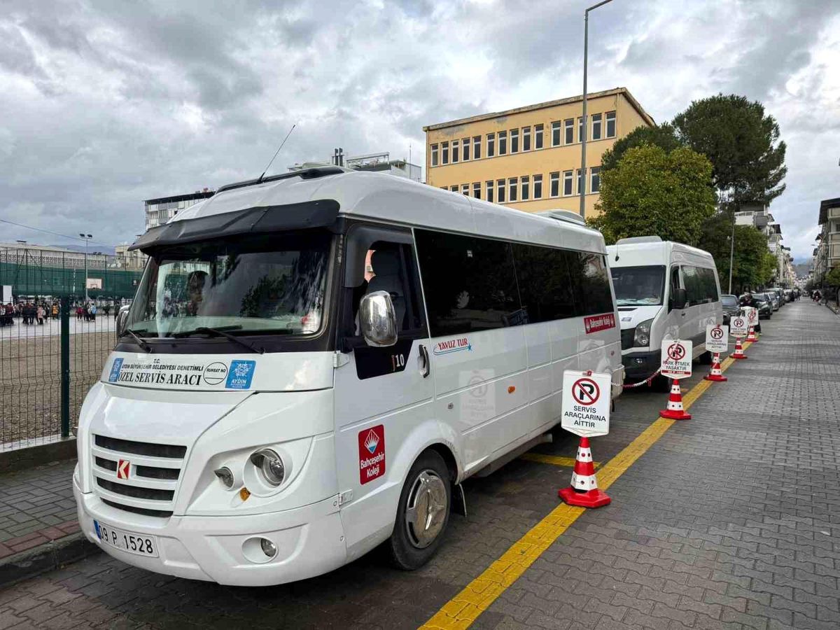 Nazilli\'de Okul Önlerinde Güvenli Taşıma Sağlanıyor