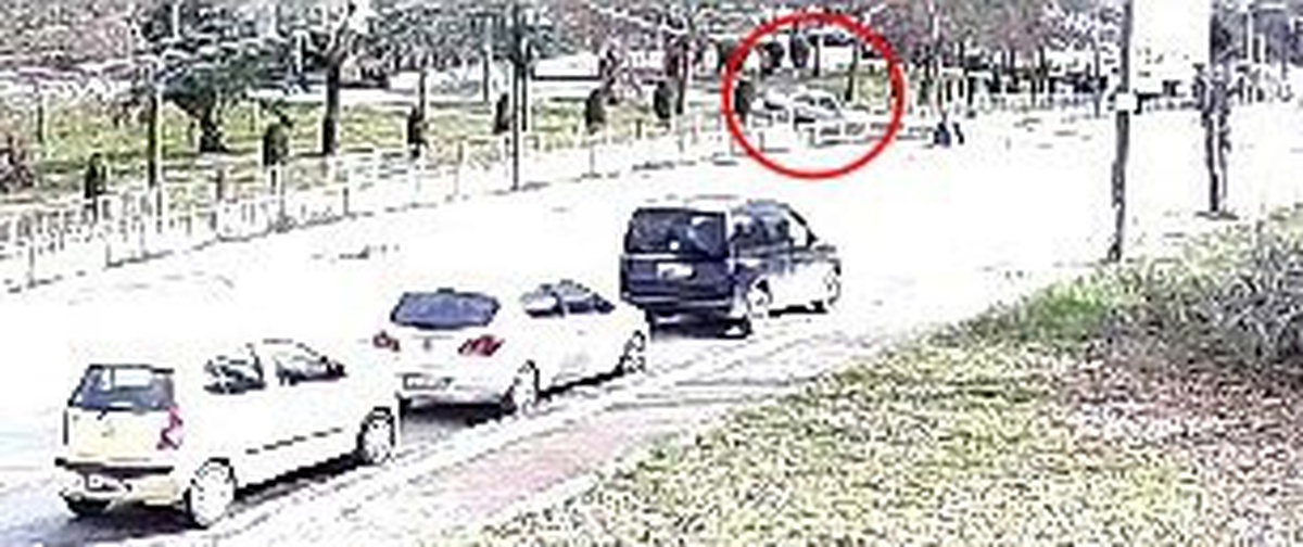 Kocaeli\'de Dereye Uçan Otomobilin Sürücüsü Yaralandı
