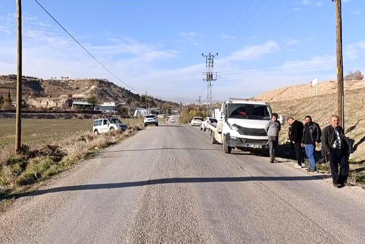 Adıyaman\'da Hafif Ticari Araç Kaza Yaptı