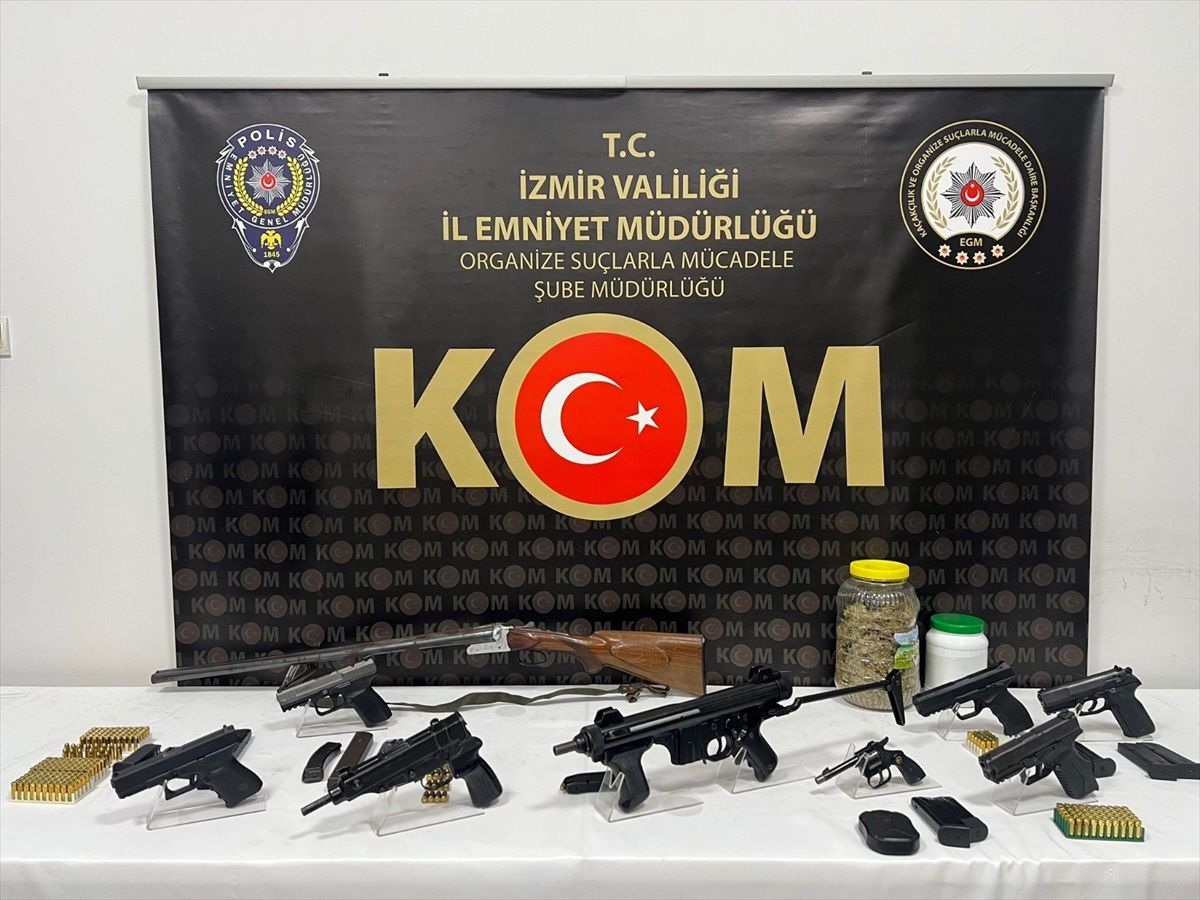 İzmir\'de Suç Örgütü Operasyonunda 32 Tutuklama