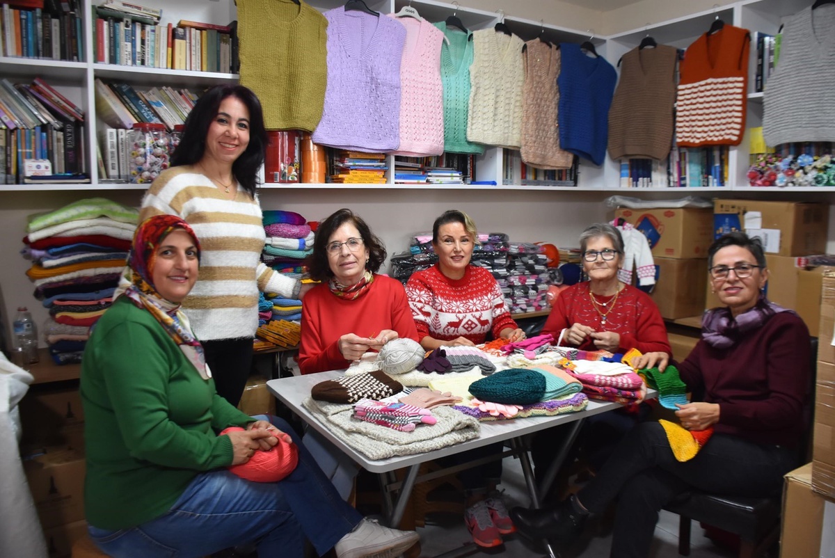 \'İzmirli Teyzeler\'den minik kalplere yeni yıl sürprizi
