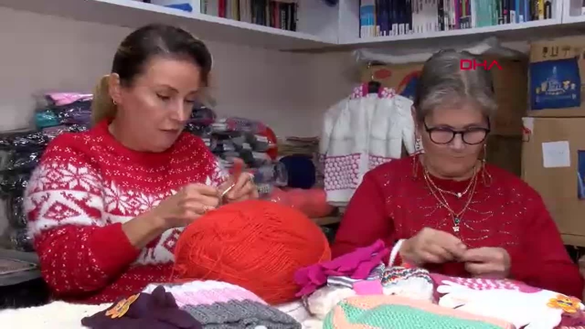\'İzmirli Teyzeler\'den minik kalplere yeni yıl sürprizi