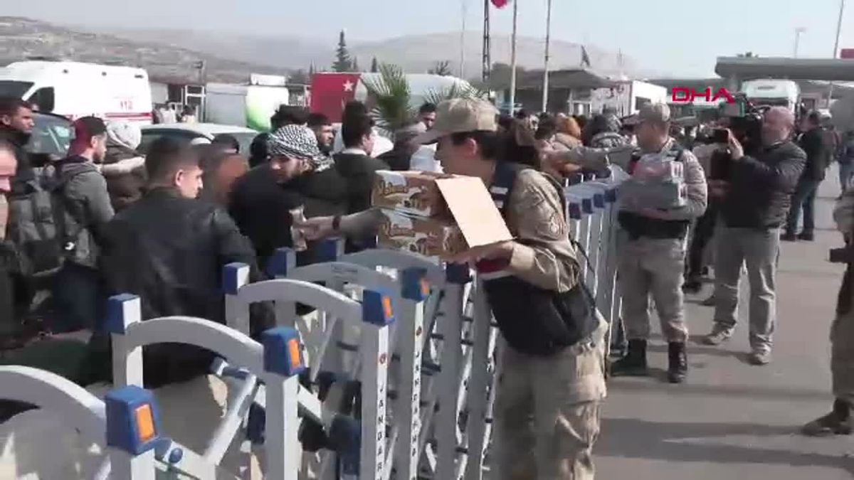 Suriyeliler Cilvegözü Gümrük Kapısı\'ndan Ülkelerine Dönüyor