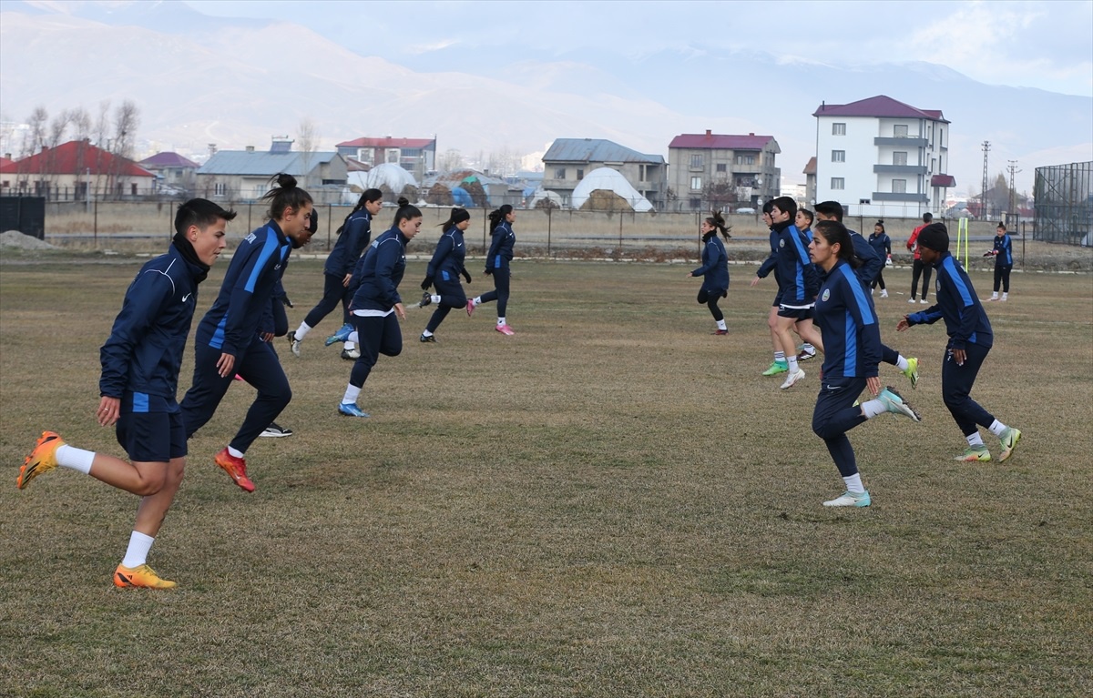 Hakkari\'de Kadın Futbolu Gelişiyor