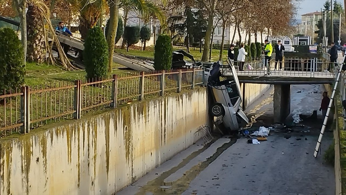 Su Kanalına Düşen Otomobilde Sürücü Yaralandı