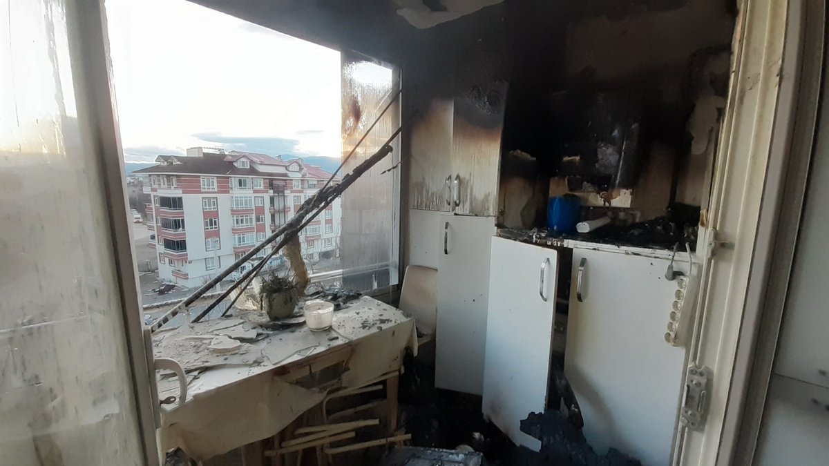 Bolu\'da Doğal Gaz Kombisinde Yangın: 3 Kişi Dumandan Etkilendi