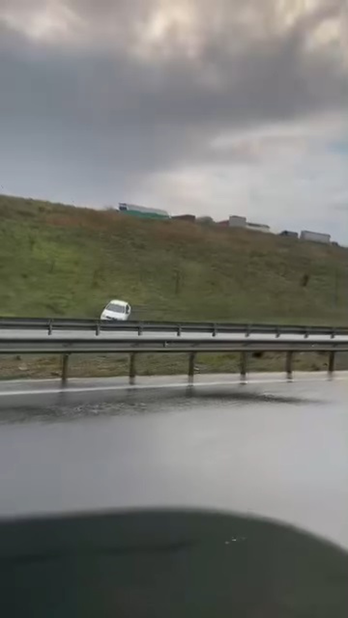 Kuzey Marmara Otoyolu\'nda Kaza: Otomobil Bariyere Çarptı