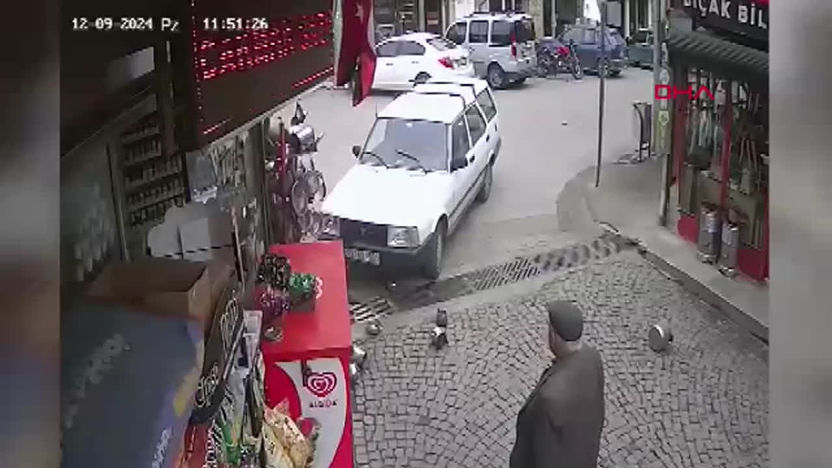 Afyonkarahisar\'da Otomobilin Market Dolap ve Tezgahına Çarpma Anı Kamerada