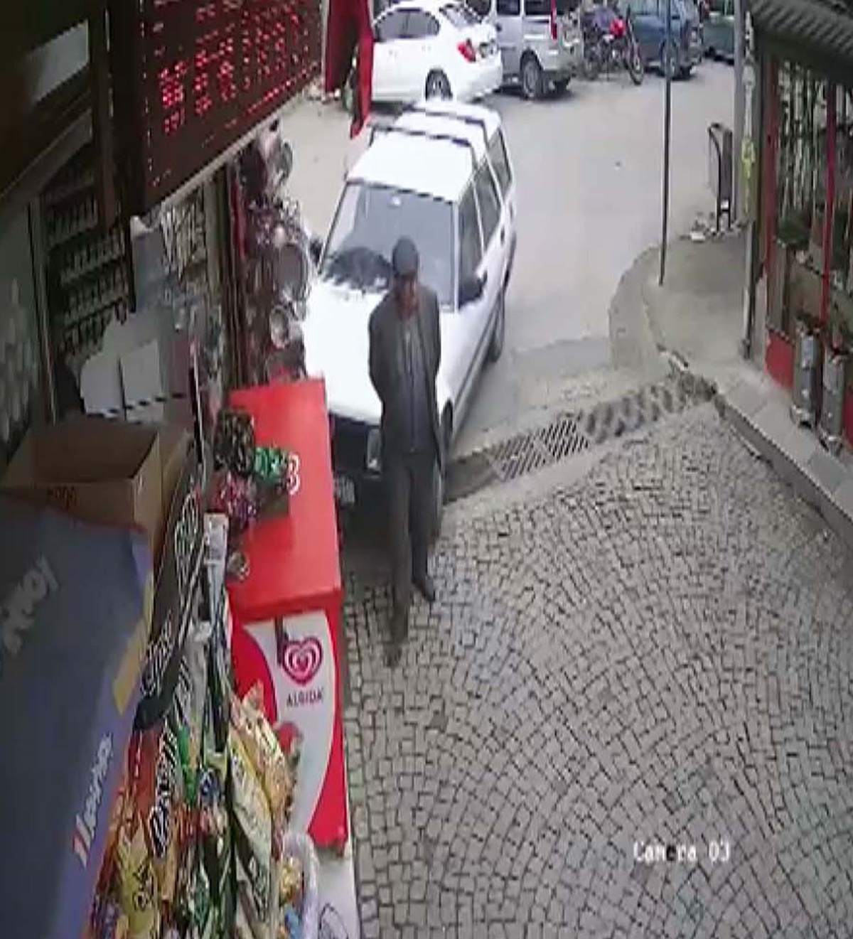 Marketin Önünde Kaza: Yaya Korku Dolu Anlar Yaşadı