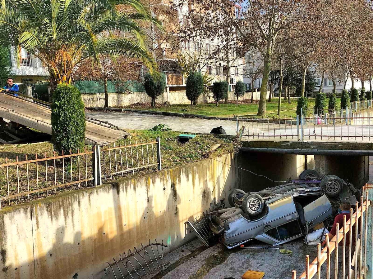 Gebze\'de Araç Dereye Uçtu