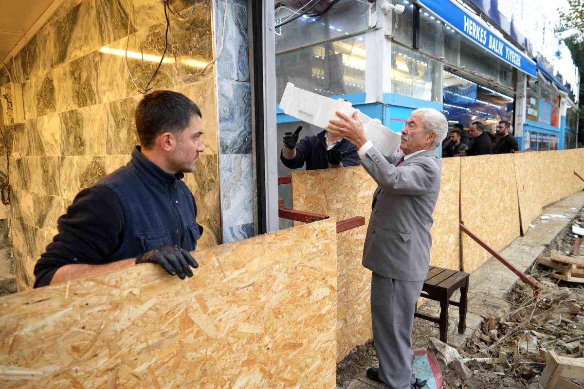 İBB Başkanı İmamoğlu\'ndan Esnafa Ceza: Sokağını Bariyerlerle Kapatttı