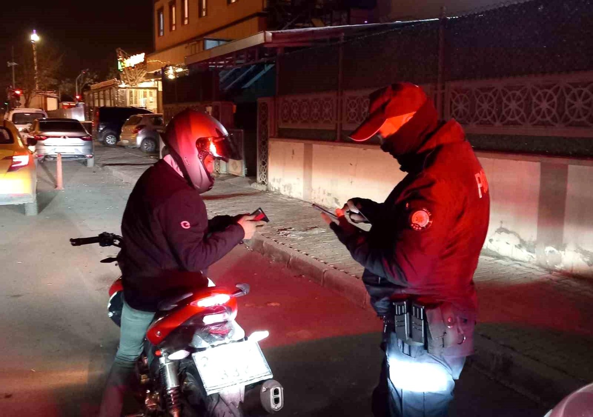 Erzincan\'da Yurt Önlerinde Polis Denetimi