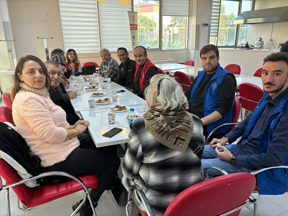 Huzurevi Sakinleri Gençlerle Buluştu