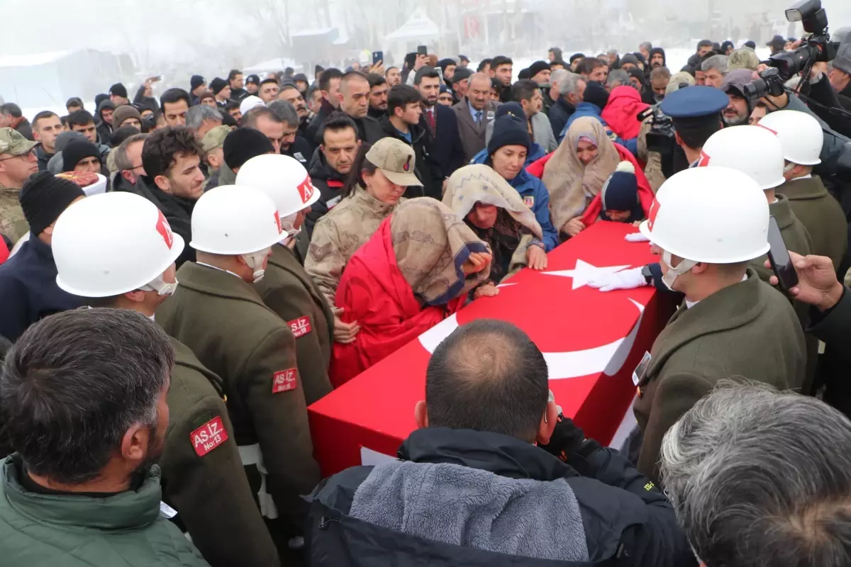 Şehit Nergiz\'in cenazesi Erzurum\'da; babası \'Susun, Taha uyuyor\' diye bağırdı (2)