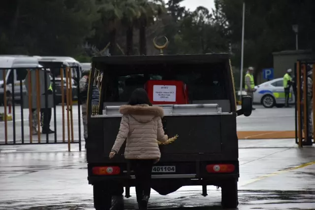 Şehit teğmenin kardeşinin cenaze aracının arkasından koşması yürekleri dağladı