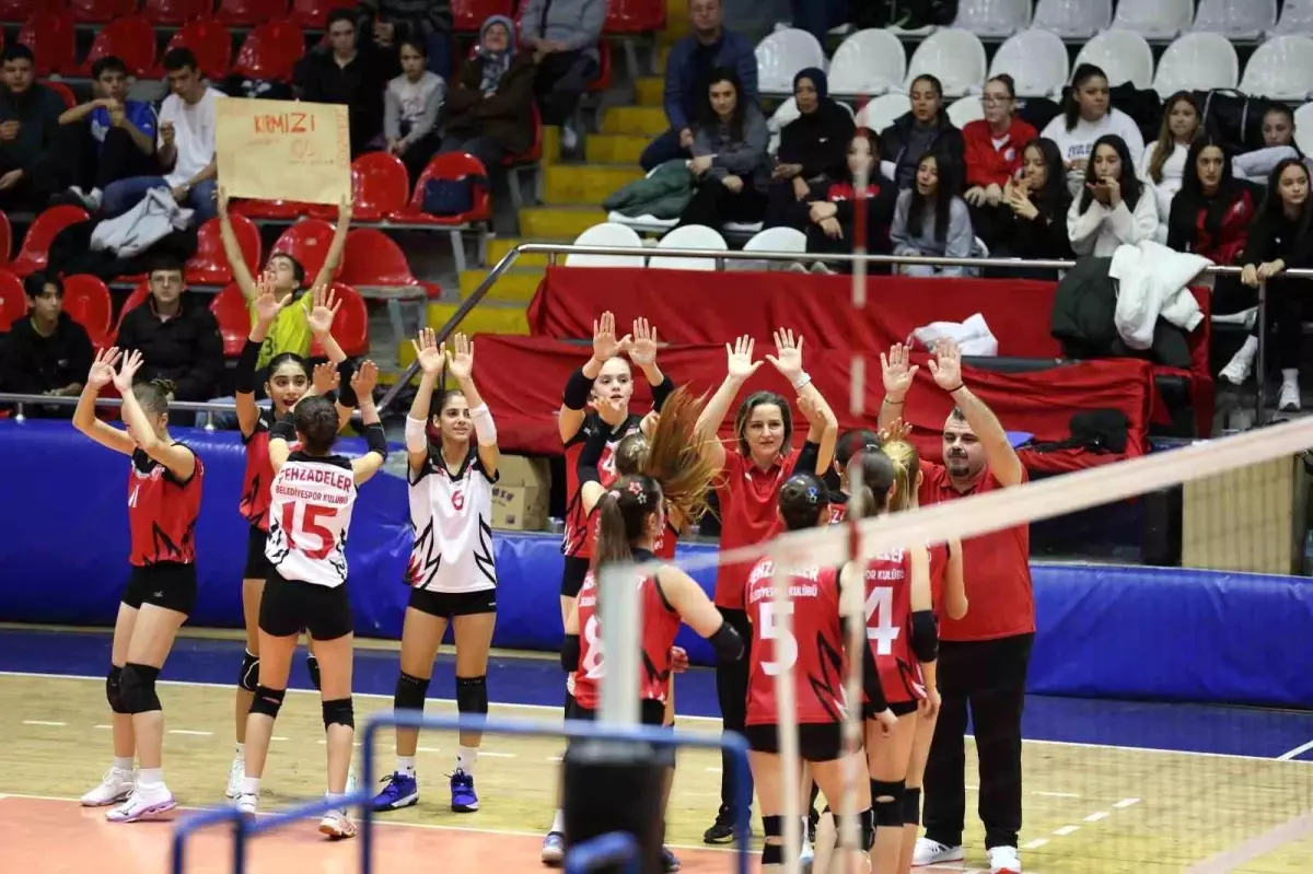 Şehzadeler Belediyesi Voleybol Takımı Tarihi Geri Dönüşle Zafer Kazandı